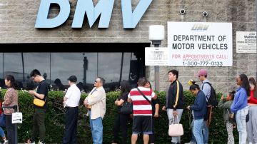 Las largas colas están causando presión de residentes al DMV para reducir la espera.