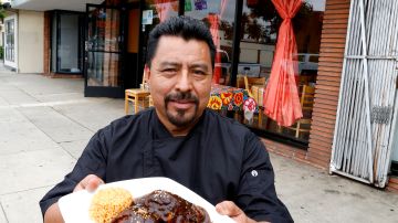 Epifanio Garcia se vio obligado a cerrar  uno de sus restaurantes Ek Valley en Culver City  (Aurelia Ventura/La Opinión)