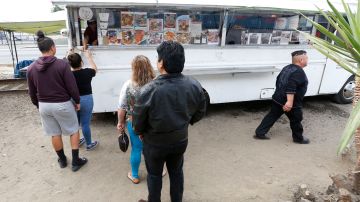 06/27/19/LOS ANGELES/ Teddy Vasquez owner of Teddy's Red Tacos, a food truck parked on the railroad tracks that run along Slauson Avenue in South L.A. (Aurelia Ventura/ La Opinión)