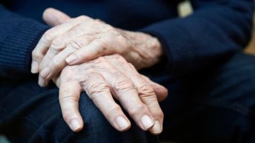 La enfermedad de Parkinson es un trastorno del movimiento y se caracteriza por un temblor en las manos y otras partes del cuerpo.