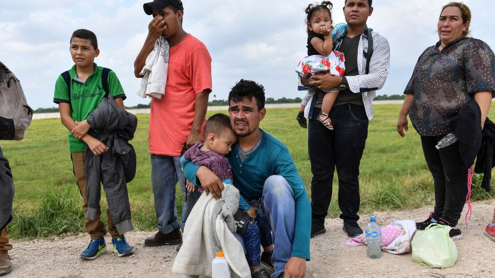 El número de familias cruzando la frontera a EE.UU. se ha disparado.
