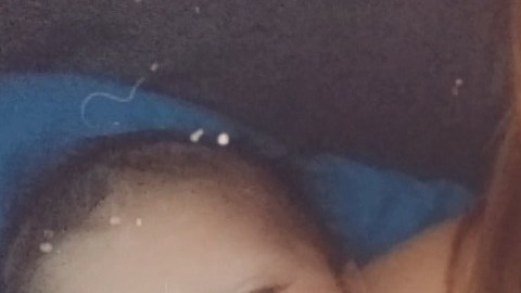 Kimberly Grajeda tiene en brazos a su bebé, de tan solo un mes de nacido. / foto: gofundme.