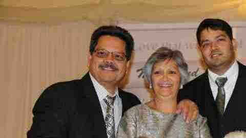 Russell, Paola y Kenneth aparecen arriba a la izquierda. Foto de gofundme.com.