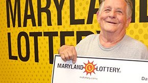 James Blanchette con su gran premio de lotería.