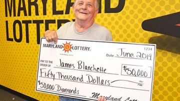 James Blanchette con su gran premio de lotería.