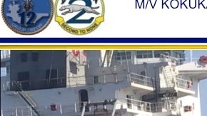 El daño de una explosión (i), y una probable mina (d) en el casco del buque M / V Kokuka Valiente. US Navy