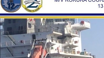 El daño de una explosión (i), y una probable mina (d) en el casco del buque M / V Kokuka Valiente. US Navy