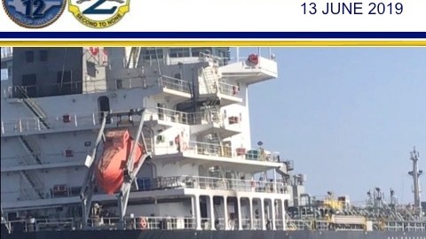 El daño de una explosión (i), y una probable mina (d) en el casco del buque M / V Kokuka Valiente. US Navy