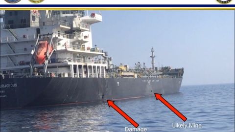 El daño de una explosión (i), y una probable mina (d) en el casco del buque M / V Kokuka Valiente. US Navy