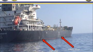 El daño de una explosión (i), y una probable mina (d) en el casco del buque M / V Kokuka Valiente. US Navy