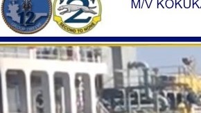 El daño de una explosión (i), y una probable mina (d) en el casco del buque M / V Kokuka Valiente.