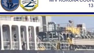 El daño de una explosión (i), y una probable mina (d) en el casco del buque M / V Kokuka Valiente.