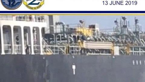 El daño de una explosión (i), y una probable mina (d) en el casco del buque M / V Kokuka Valiente.