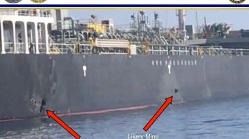 El daño de una explosión (i), y una probable mina (d) en el casco del buque M / V Kokuka Valiente.