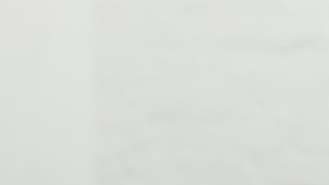 Cait Flanders consiguió ahorrar más de $13,000 dólares durante un año sin compras.