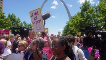 Una manifestación para defender el aborto legal y seguro tomó las calles de San Luis, Missouri.