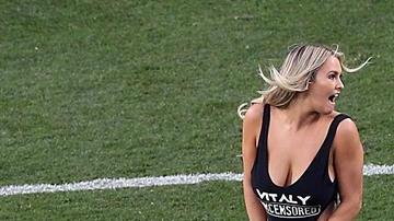 Una rubia con poca ropa invadió la cancha en la final de la UEFA Champions League