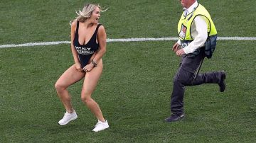 Una rubia con poca ropa invadió la cancha en la final de la UEFA Champions League