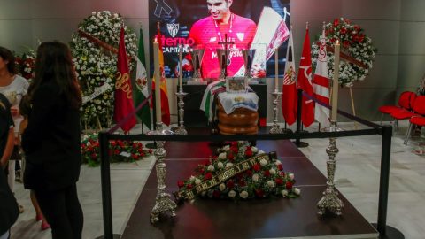 Cientos de personas despidieron al futbolista José Antonio Reyes.