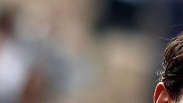 El español Rafael Nadal posa con la copa de los Mosqueteros en Roland Garros.
