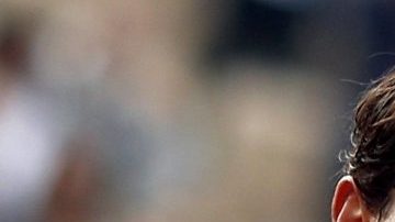 El español Rafael Nadal posa con la copa de los Mosqueteros en Roland Garros.