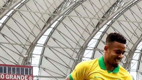 Gabriel Jesús de Brasil celebra tras anotar un gol ante la selección de Honduras en Porto Alegre.