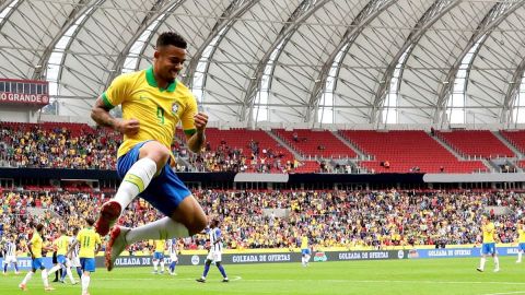 Gabriel Jesús de Brasil celebra tras anotar un gol ante la selección de Honduras en Porto Alegre.