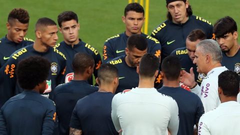 El entrenador de Brasil Tite dirige un entrenamiento este martes en el estadio Pacaembu de Sao Paulo.