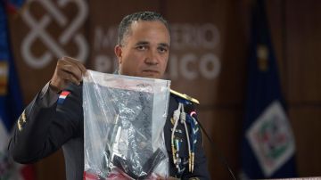 La Policía Nacional de República Dominicana muestra el arma que presuntamente se usó en el ataque a David Ortiz