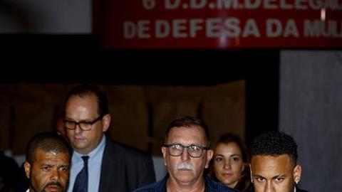Neymar acudió a la Comisaría de la Defensa de la Mujer en Brasil para comparecer por el delito de violación del que se le acusa