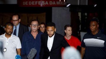 Neymar acudió a la Comisaría de la Defensa de la Mujer en Brasil para comparecer por el delito de violación del que se le acusa