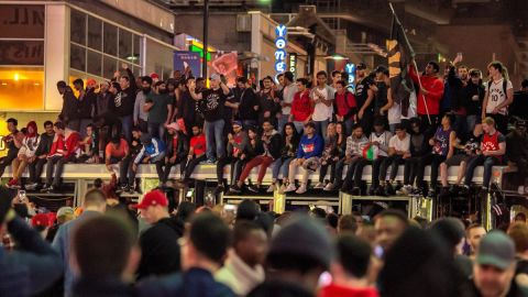 Aficionados de los Raptors de Toronto celebran el campeonato de su equipo en Toronto, Canadá.