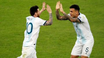 Lionel Messi celebra un gol para Argentina frente a Paraguay en la Copa América.