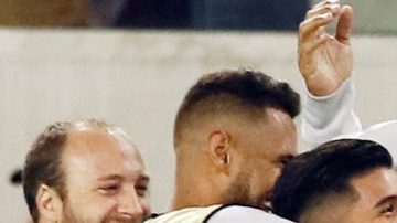 Jugadores de Honduras celebran la goleada a El Salvador en la Copa Oro.