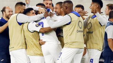 Jugadores de Honduras celebran la goleada a El Salvador en la Copa Oro.