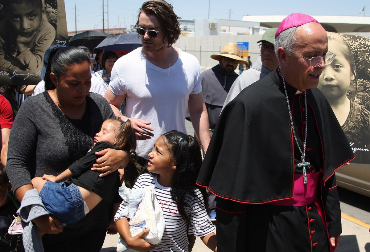 Joseph Seitz, obispo de El Paso. cruza la frontera con migrantes que pedirán asilo. 