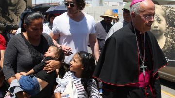 Joseph Seitz, obispo de El Paso. cruza la frontera con migrantes que pedirán asilo.