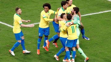 Jugadores de Brasil celebran al final del partido Brasil-Paraguay de cuartos de final de la Copa América.