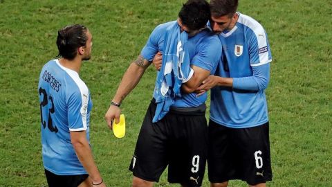 Luis Suárez es consolado por sus compañeros, tras quedar eliminados de la Copa América