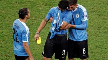 Luis Suárez es consolado por sus compañeros, tras quedar eliminados de la Copa América