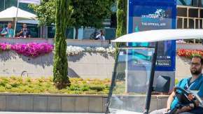 No necesita estar conectado al vehículo porque el robot cuenta con su propios sensores