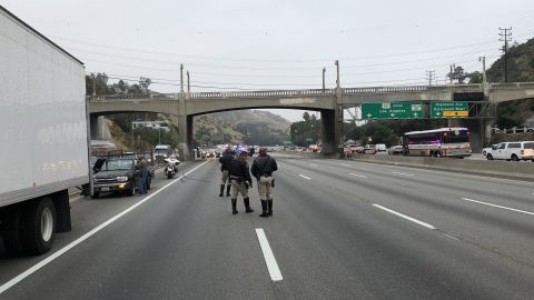 El tráfico se extiende por millas debido al cierre de carriles cerca de los bulevares de Barham y Cahuenga.