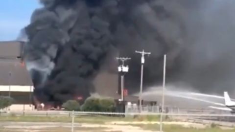 El incendio quemó la avioneta rápidamente.