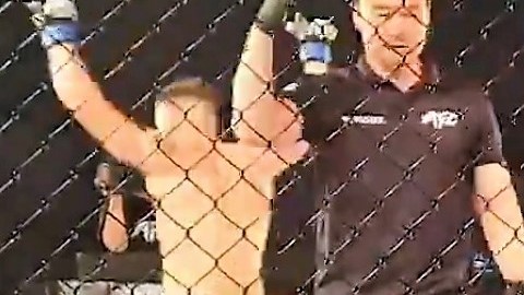 El búlgaro David Mihajlov se alza victorioso tras noquear al gigante surcoreano Choi Hong-Man en pelea de la AFC.