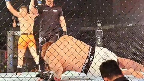 El búlgaro David Mihajlov se alza victorioso tras noquear al gigante surcoreano Choi Hong-Man en pelea de la AFC.