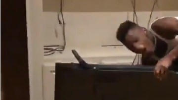 Un aficionado enloqueció y destruyó la pantalla tras la derrota del Golden State