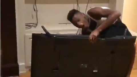 Un aficionado enloqueció y destruyó la pantalla tras la derrota del Golden State