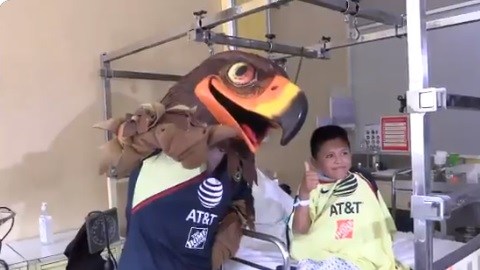 El América repartió batas y balones a niños enfermos en un hospital de la Ciudad de México