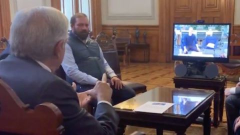 AMLO en videoconferencia con el fundador de Facebook.