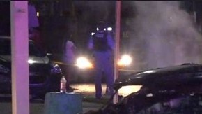 El vehículo de los sospechosos se estrelló contra un poste.